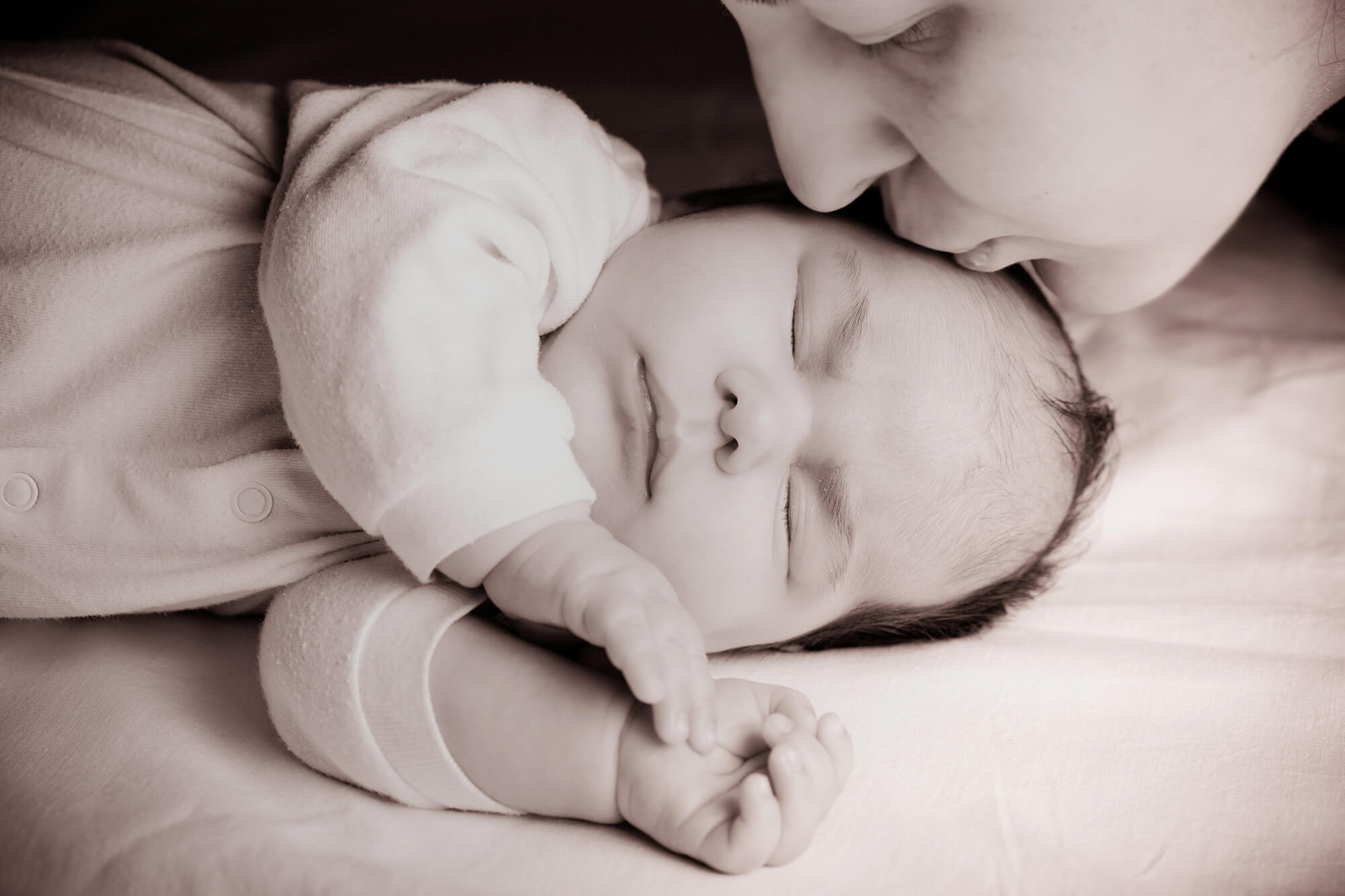 Целую маму спящую. Мама целует спящего ребенка. Фотосессии для новорожденных поцелуи. Усталая мама целует малыша.